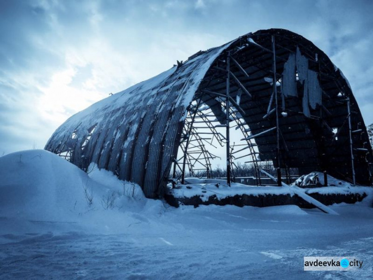 Авдеевская промка:  снег скрыл нанесенные войной "раны" (ФОТО)