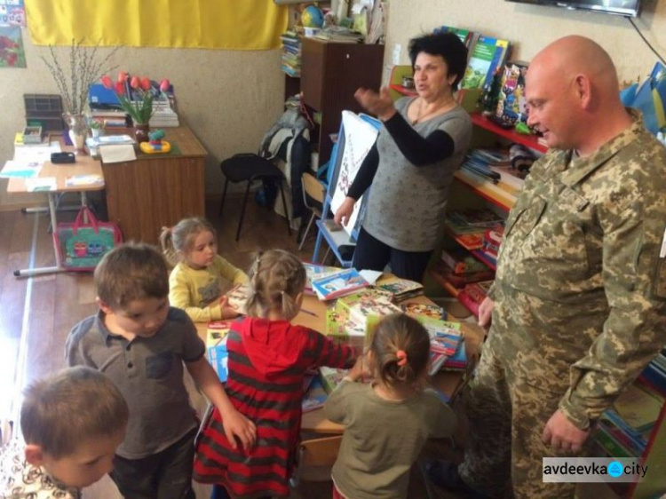 Авдеевские «симики» доставили подарки военным и детям (ФОТО)