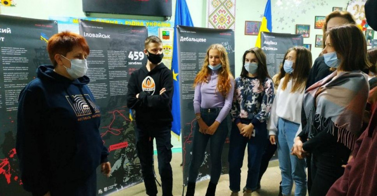 В Авдеевке Народный музей приглашает на передвижную выставку «Война России против Украины» 
