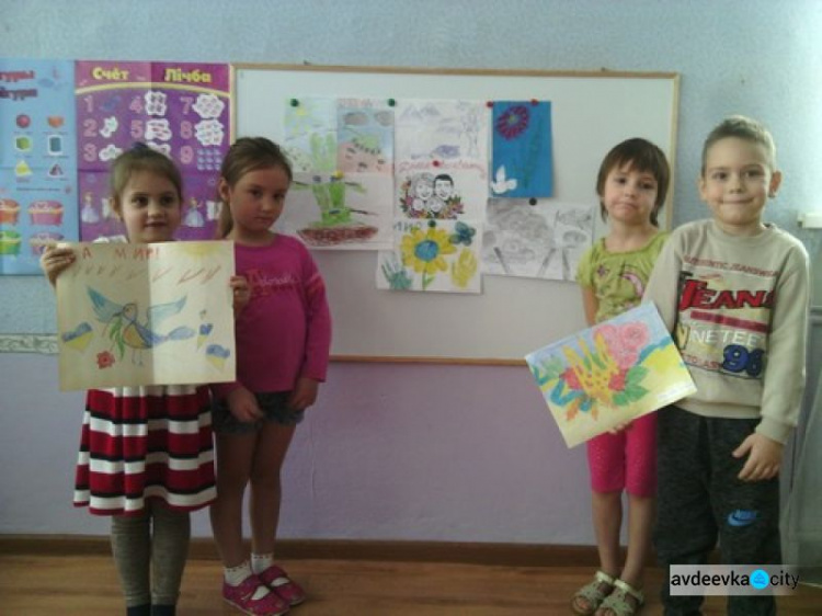 В Авдеевке малышки лечили раненых «бойцов»: фоторепортаж