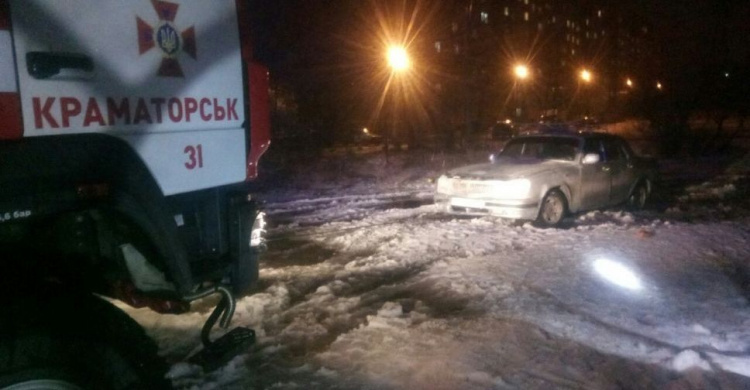 Спасатели Донетчины вытаскивали авто из дорожных ловушек (ФОТО)