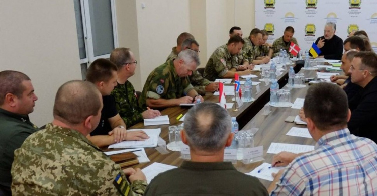 Жебривский рассказал военным наблюдателям о войне и переселенцах