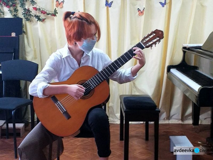 Авдеевская "музыкалка" пригласила школьников на лекцию-концерт об украинских композиторах