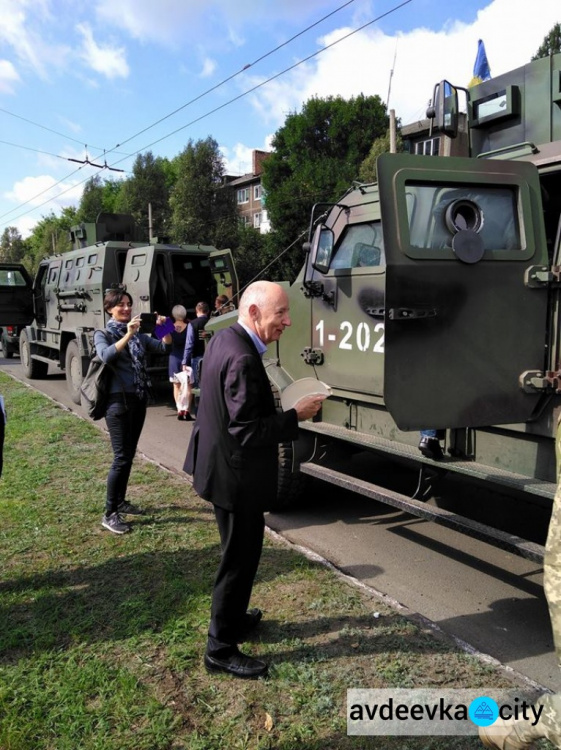 Делегация Сената и МИД Франции  на бронемашинах  едет на линию разграничения в Донецкой области