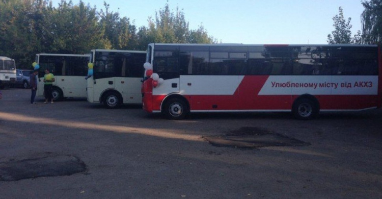 На день города Авдеевке подарили 3 автобуса (ФОТО)