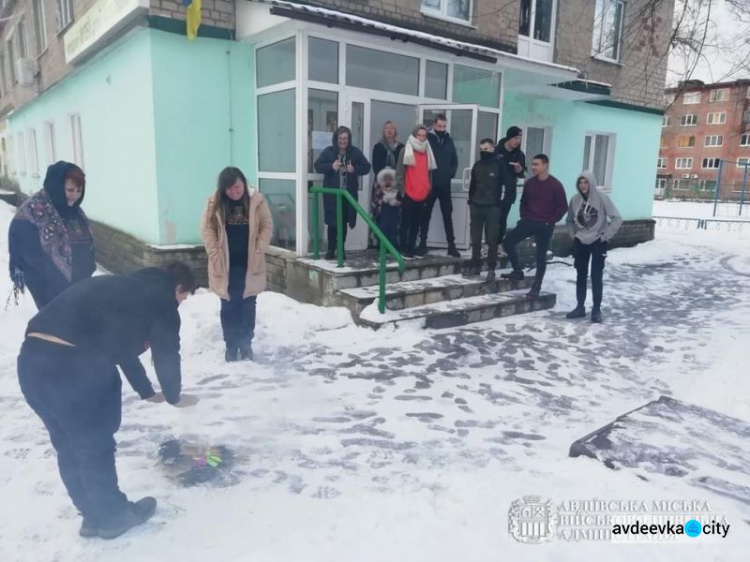 Розколяда в Авдіївці: місцеві студенти влаштували проводи різдвяних свят