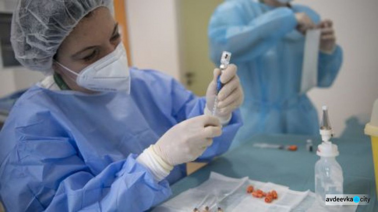 Медики назвали симптомы COVID-19 у вакцинированных, получивших одну дозу и непривитых