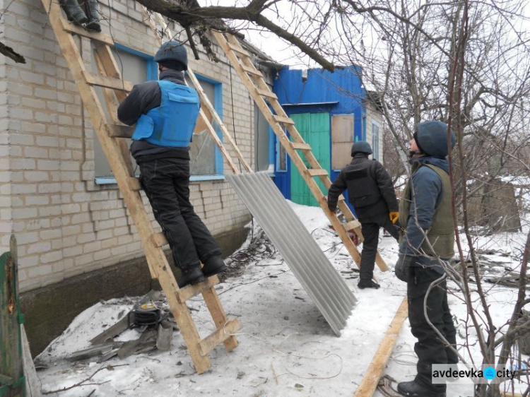В Авдеевке ремонтировали поврежденные обстрелами дома по трем улицам (ФОТО)