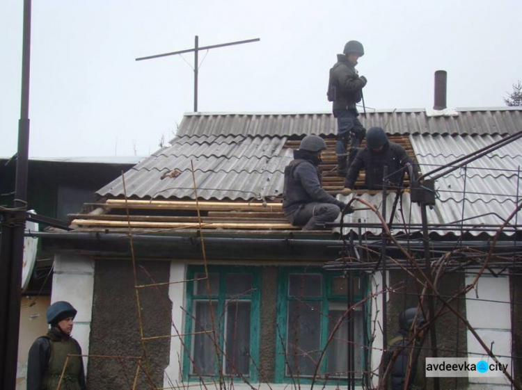 Украинские военные помогают восстанавливать Авдеевку (ФОТО)