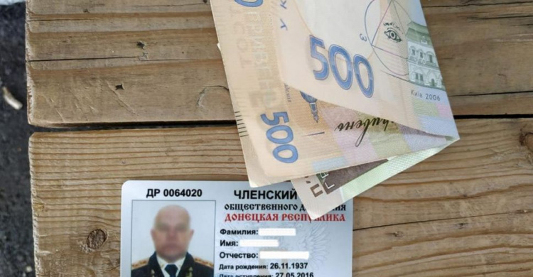 На донбасских КПВВ задержали взяткодателей. Одни прятал в тайнике документы с символикой «ДНР»