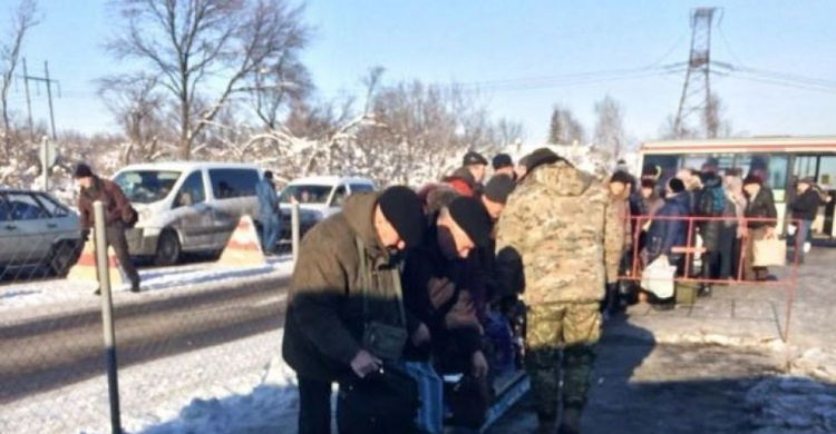 Пересечение линии соприкосновения: 16 человек не смогли пройти через КПВВ на Донбассе