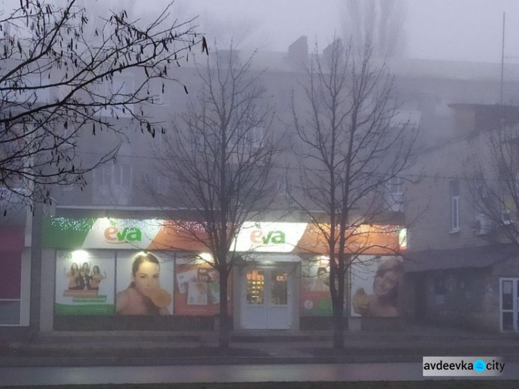 Авдеевку накрыл густой туман: видимость на дорогах предельно низкая (ФОТОФАКТ)