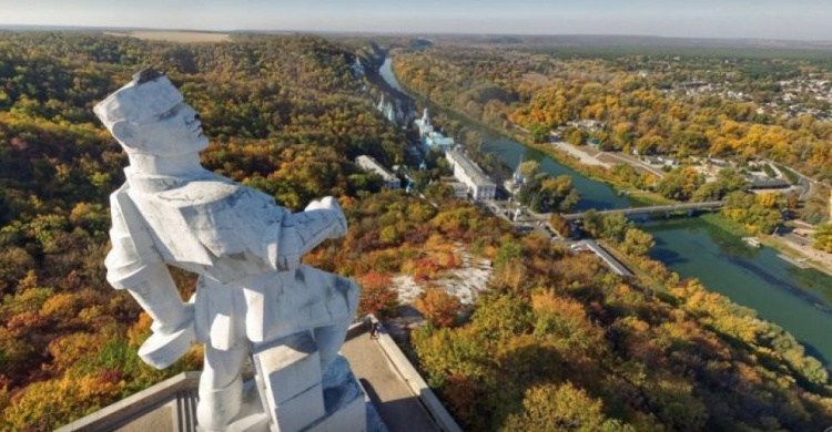 В сети показали невероятную панораму, которая открывается с памятника Артему в Святогорске (ФОТО)