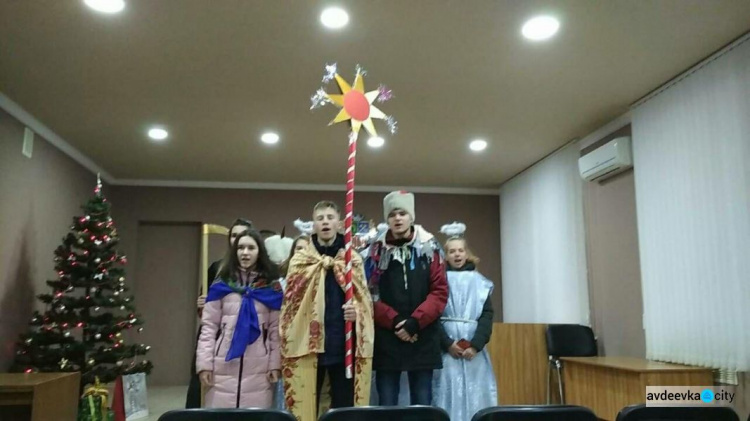 В Авдіївці учні 7 школи влаштували святковий вертеп (ФОТО)