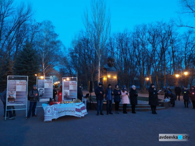 Згадуючи жертв голодоморів: Авдіївка долучилася до акції "Запали свічку" (ФОТО)