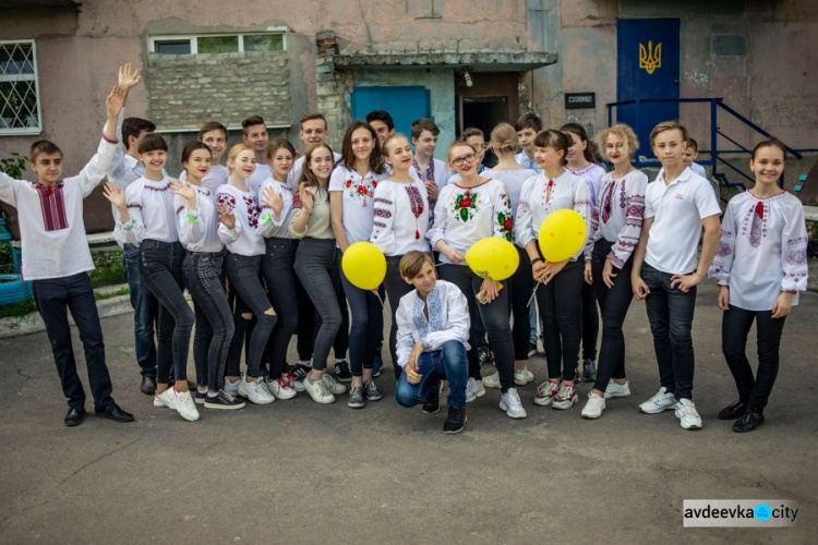 У День вишиванки авдіївські школярі завітали до захисників України з концертом (ФОТОФАКТ)
