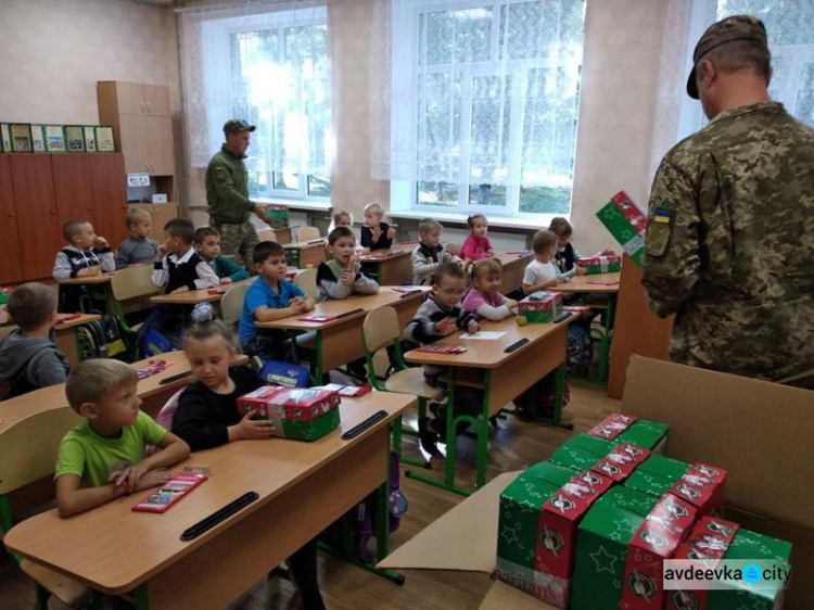 "Симики" порадовали подарками школьников Авдеевки (ФОТО)