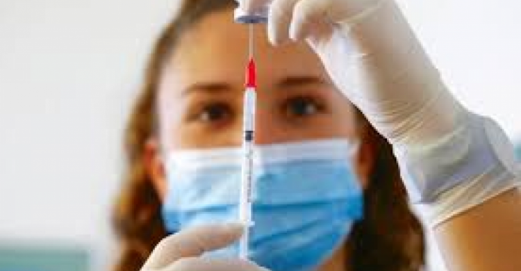 В Україні можуть ввести обов’язкову вакцинацію проти COVID-19: названо умову