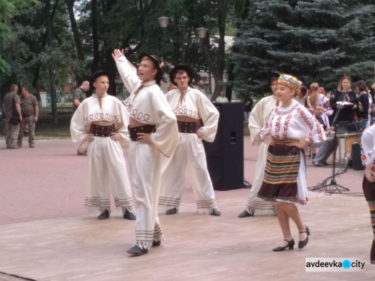 Прифронтовая Авдеевка ярко отмечает День Конституции Украины: ФОТОРЕПОРТАЖ