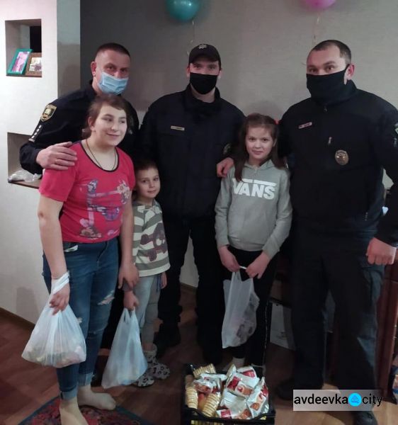 Авдіївські поліцейські привітали дітей зі святом Святого Миколая 