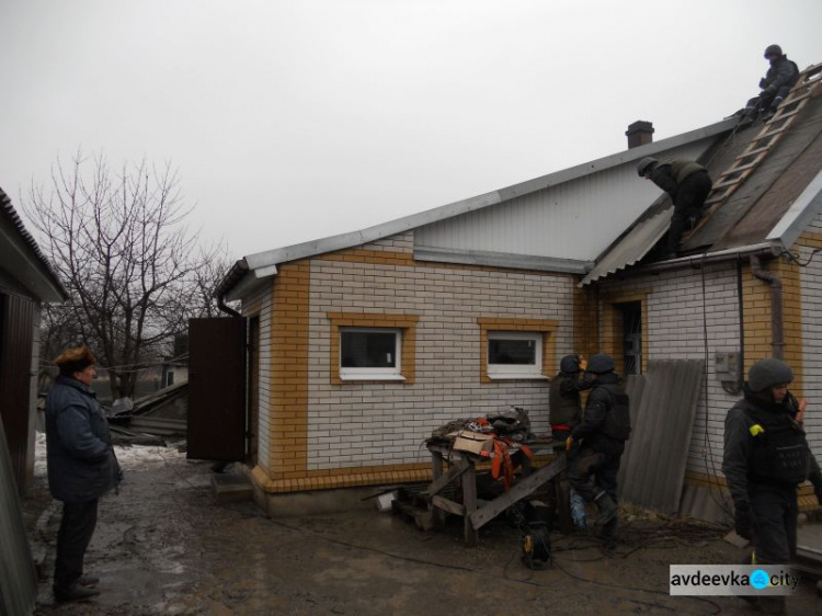 После обстрелов: ремонты охватили две улицы Авдеевки (ФОТО)