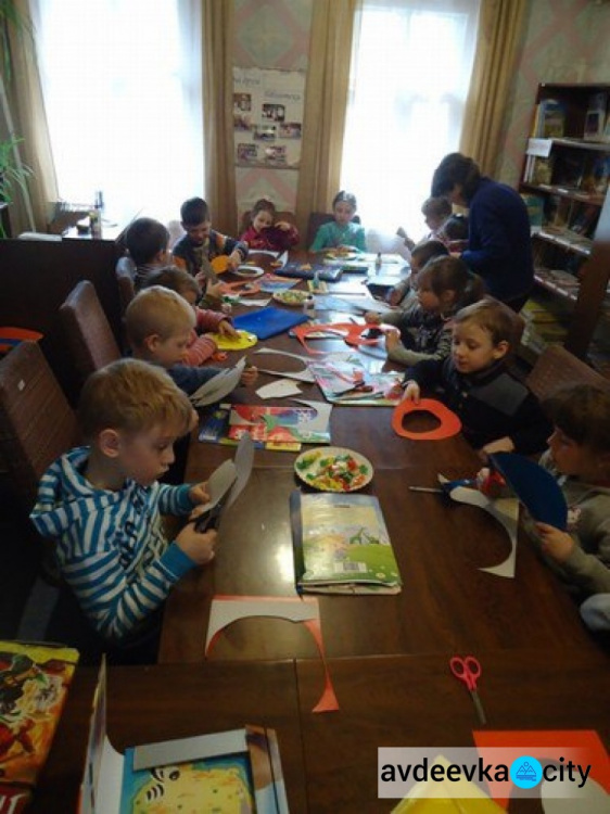 В центральной городской библиотеке Авдеевки прошел мастер-класс для детей по изготовлению пасхальных корзинок (ФОТО)