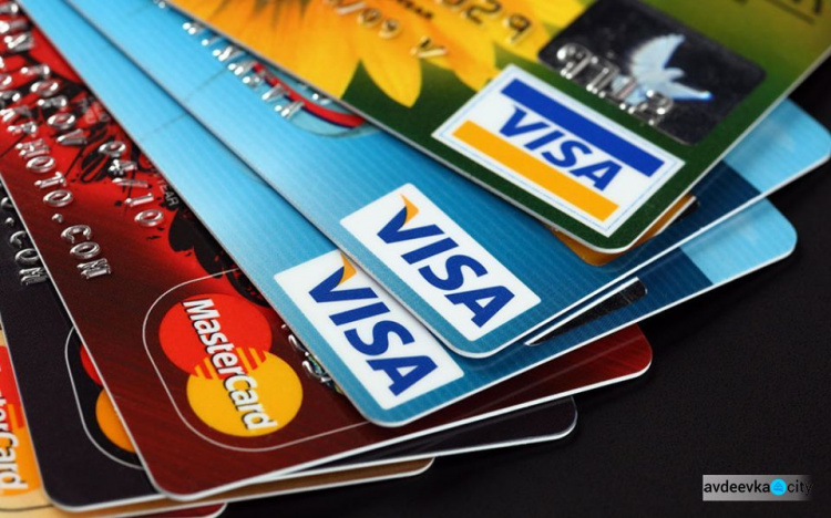 Авддіївцям можуть різко підняти вартість обслуговування карток ПриватБанку та Ощадбанку