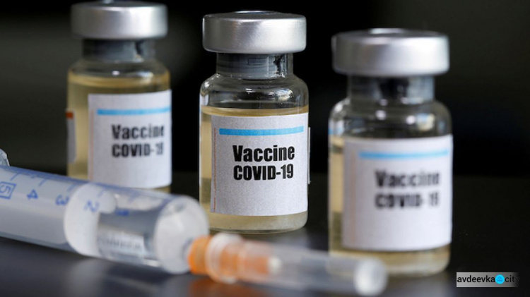 Власть обещает до конца года вакцинировать половину взрослого населения
