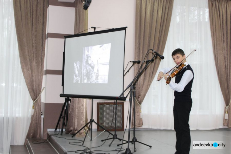 Фоторепортаж: как в Авдеевке отметили годовщину закрепления ВСУ на «промке»