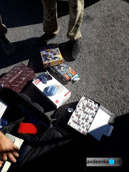 Задержание на донбасском КПВВ: в коробках из-под обуви и конструктора прятали лекарства на четверть миллиона (ФОТО + ВИДЕО)