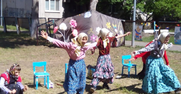 Особенные юные жители Авдеевки удивляли рэпом и танцем «бабушек» (ФОТО)