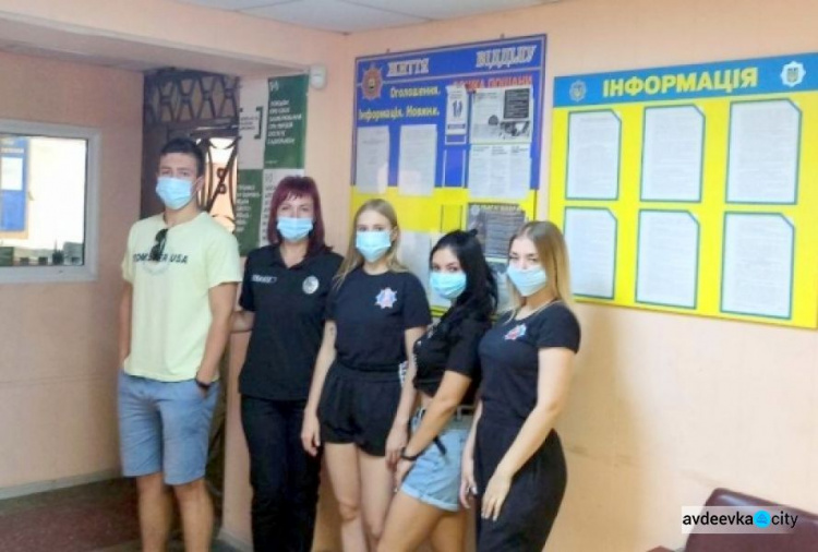 Авдеевский полицейские провели профориентационную работу с учениками городских школ
