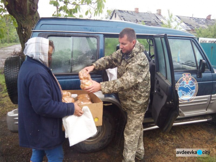 Офицеры группы Cimic Avdeevka развозили людей и продукты (ФОТО)