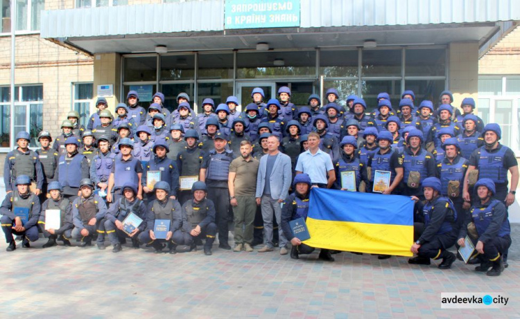 В Авдеевке спасателей ГСЧС Украины поблагодарили за восстановленные дома