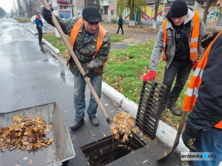 Авдіївські комунальники провели очищення зливової каналізації (ФОТОФАКТ)