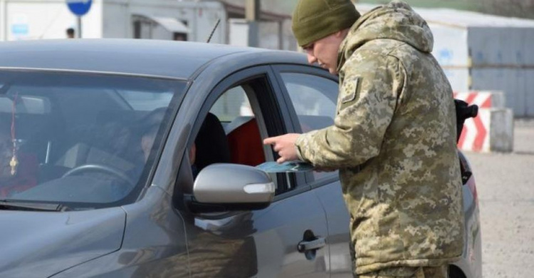 В пунктах пропуска Донбасса обнаружили фейковые документы, крупную сумму денег и наркотики