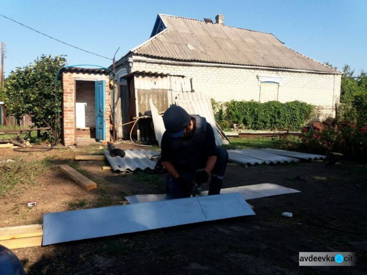 В Донецкой области предотвращали взрывы, восстанавливали дома и помогали на КПВВ (ФОТО)