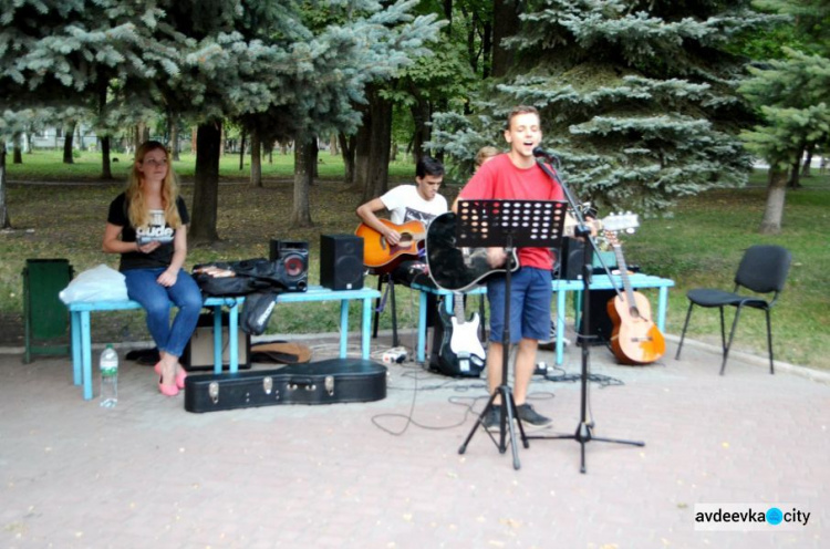 В Авдеевке состоялся музыкально-книжный вечер: фоторепортаж