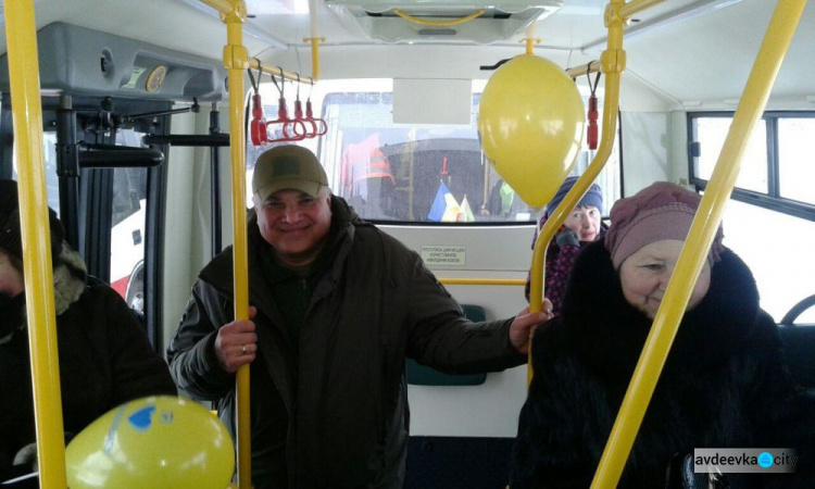 На новеньких автобусах и с Божьим благословением: В Авдеевке запустили новый маршрут (ФОТОРЕПОРТАЖ)