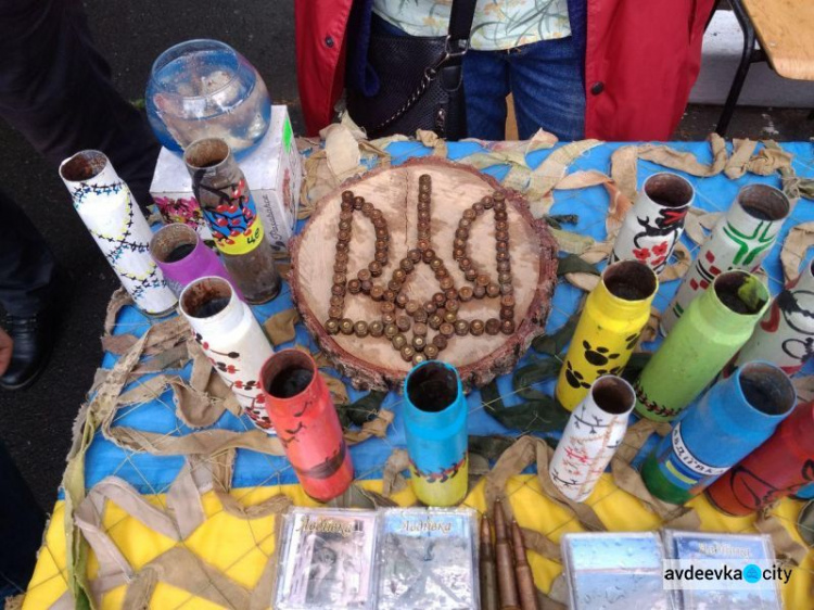 Яскраві гільзи з орнаментом: в Авдіївці збирали кошти для допомоги захисникам України (ФОТО)