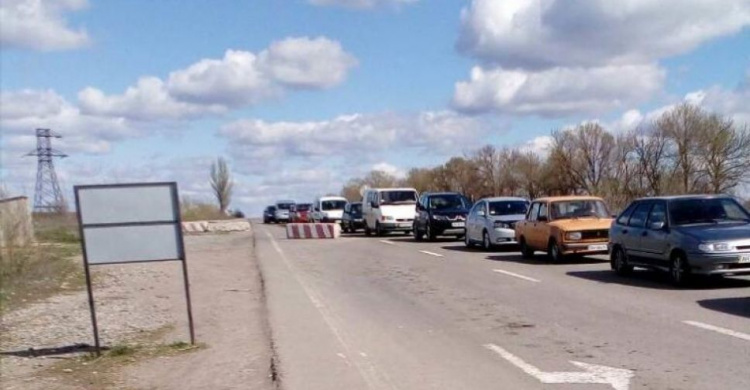 Донбасская линия разграничения: в очередях стоит около 500 авто