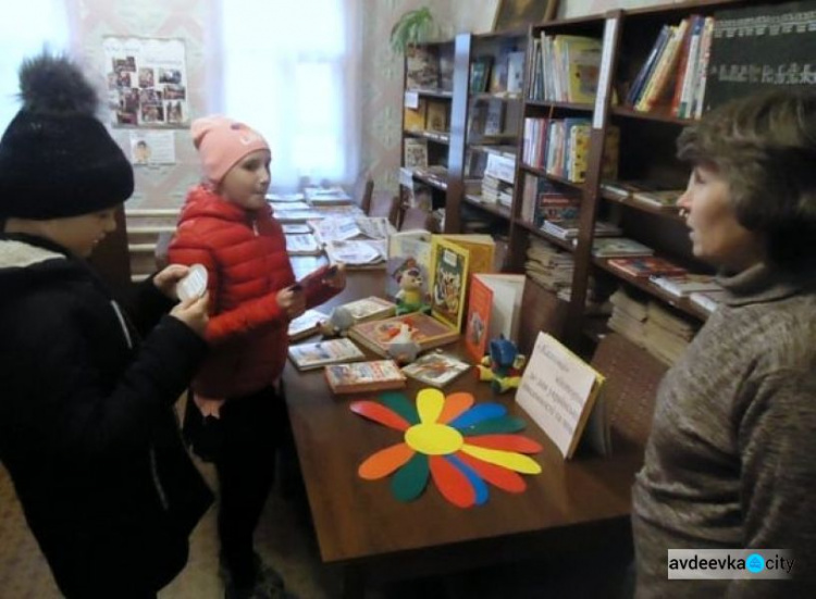 В центральной библиотеке Авдеевки работает выставка ко Дню украинской письменности