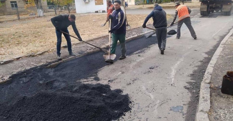 В Авдеевке продолжают ремонтировать дороги