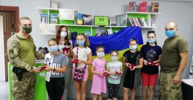 Авдеевцы изготовили для украинских защитников сюрпризы-обереги (ФОТО)