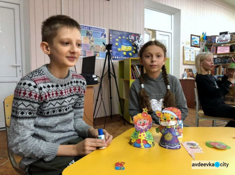 В Авдеевке школьники активно осваивают новое творческое пространство "Библиотека мечты"