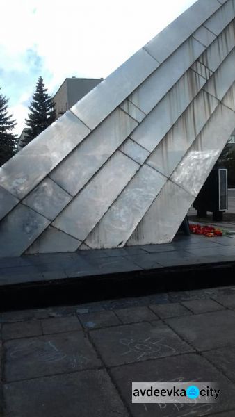 В Авдіївці комунальники привели пам'ятники в належний стан