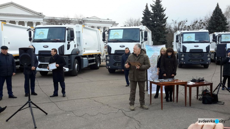 Десять городов и районов Донецкой области получили новые мусороуборочные машины (ФОТО)