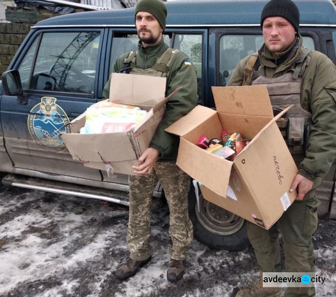 Авдеевские "симики" на выходных привезли военным лекарства и вкусные подарки (ФОТО)