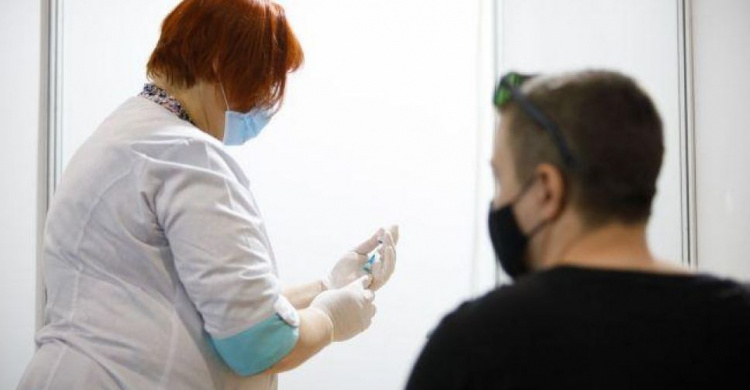 Какой COVID-вакциной украинцы прививаются чаще всего: список