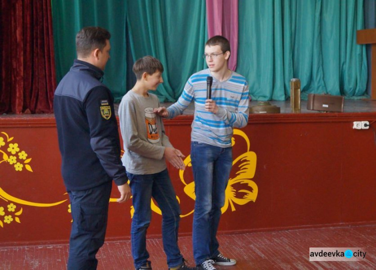 Школьников Авдеевки "вооружили" знаниями на случай выявления "взрывных" опасностей (ВИДЕО)